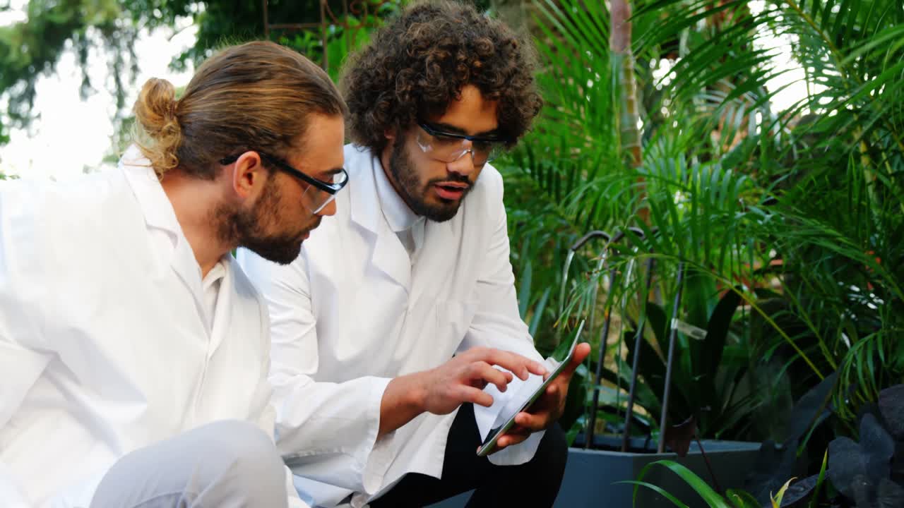 hombres interactuando mientras usan una tableta digital