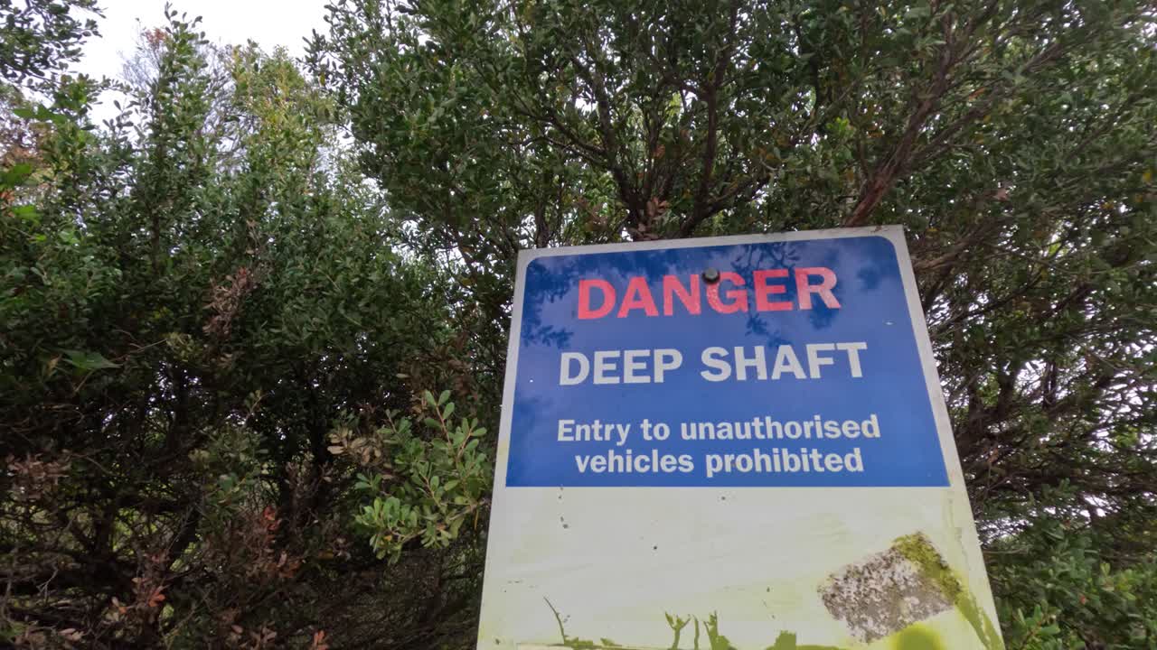 멜버른 의 깊은 샤프트 근처 에 있는 경고 표지판