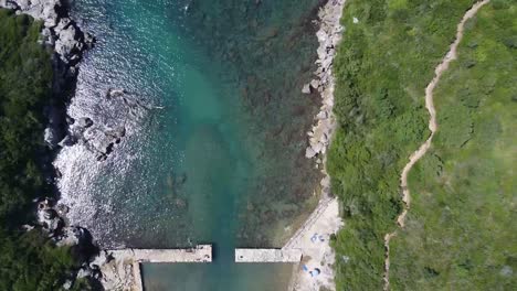 restos antiguos del puerto romano en italia, vista aérea de arriba hacia abajo