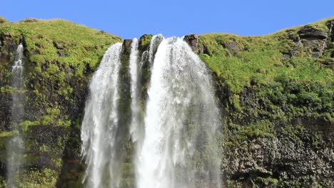 cascada islandesa, famosa atracción turística, seljalandsfoss en el sur de islandia