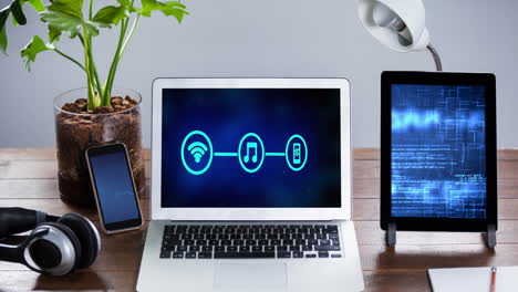 iconos de red de conexión y procesamiento de datos en las pantallas de computadoras portátiles, tabletas digitales y teléfonos inteligentes