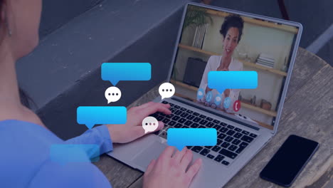 animación de iconos de redes sociales y datos sobre mujer caucásica usando portátil