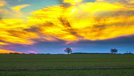 Cielo-Colorido-Sobre-El-Campo-Verde-Desde-El-Amanecer-Hasta-El-Amanecer