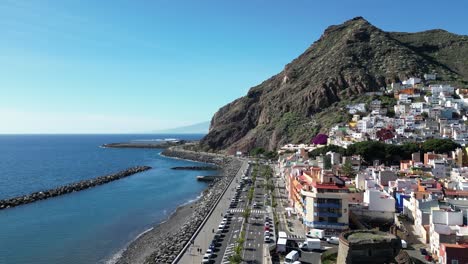 Océano-Y-Montañas-Al-Lado-De-Una-Ciudad