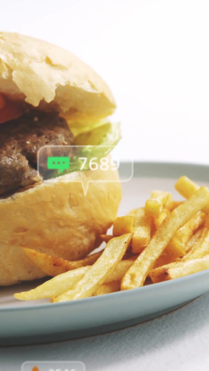 Vídeo vertical: Ícones de UI surgindo, hambúrguer e batatas fritas deslizando, colocando pinos e estatísticas para anúncios de comida.