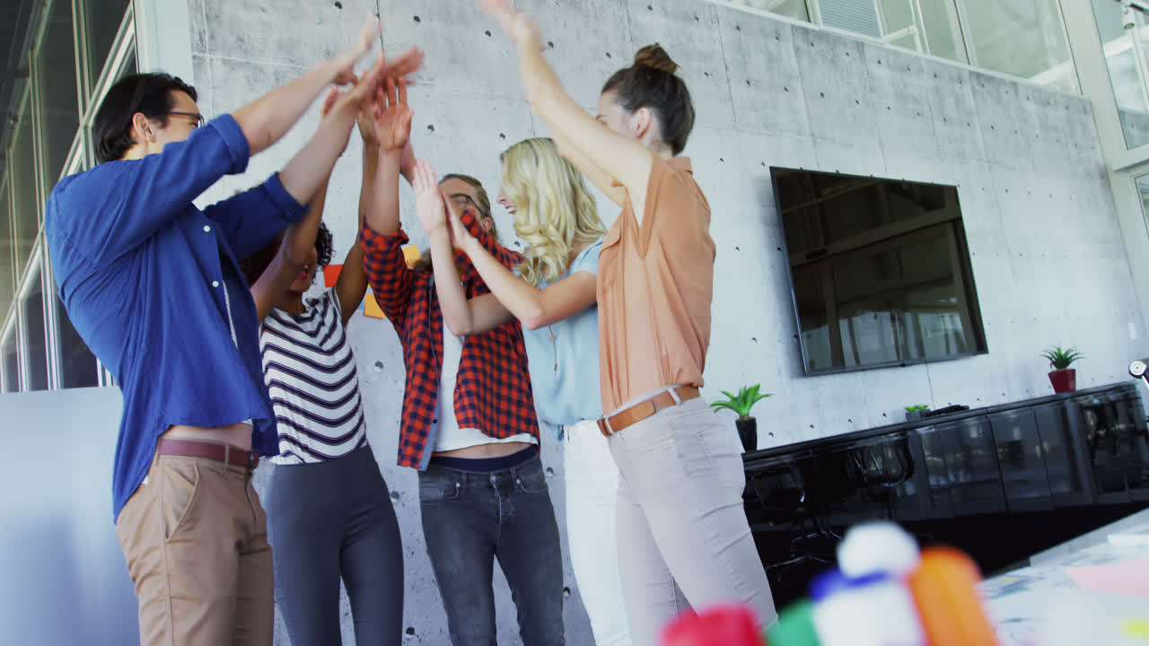 compañeros felices formando mano a mano 4k