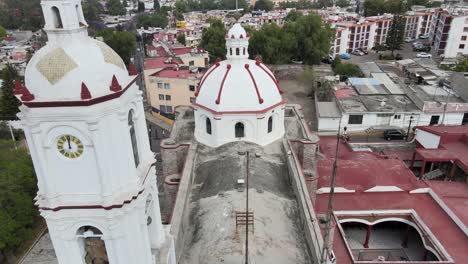 Pull-back-in-a-little-church