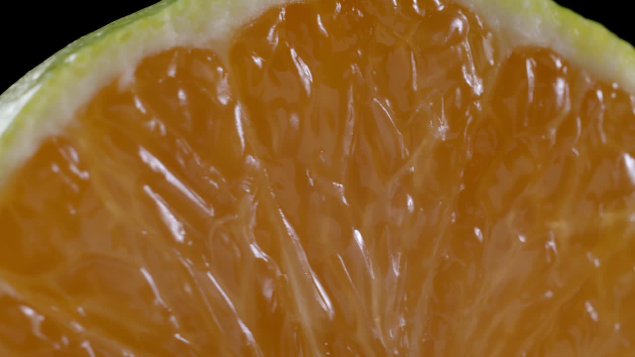 검은색 바탕에 인 회전하는 만다린