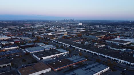 amanecer sobre calgary industrial con el centro de la ciudad en el fondo