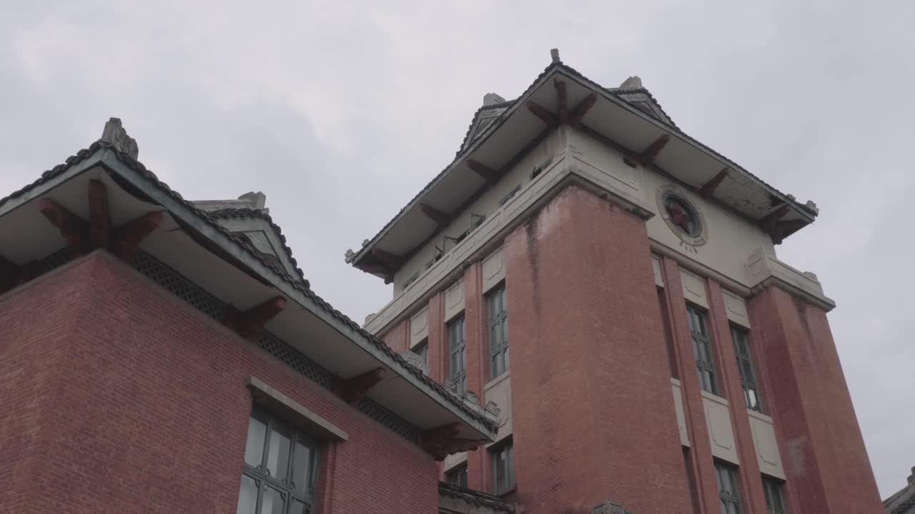 un edificio de enseñanza de estilo soviético que ha sido abandonado en china