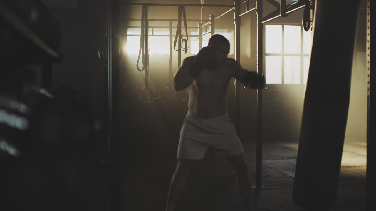 hombre entrenando boxeo en un gimnasio
