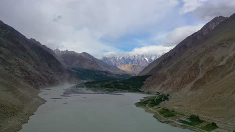 Vista-Aérea-Escénica-De-Drones-Del-Majestuoso-Valle-Del-Río-Hunza-En-Pakistán