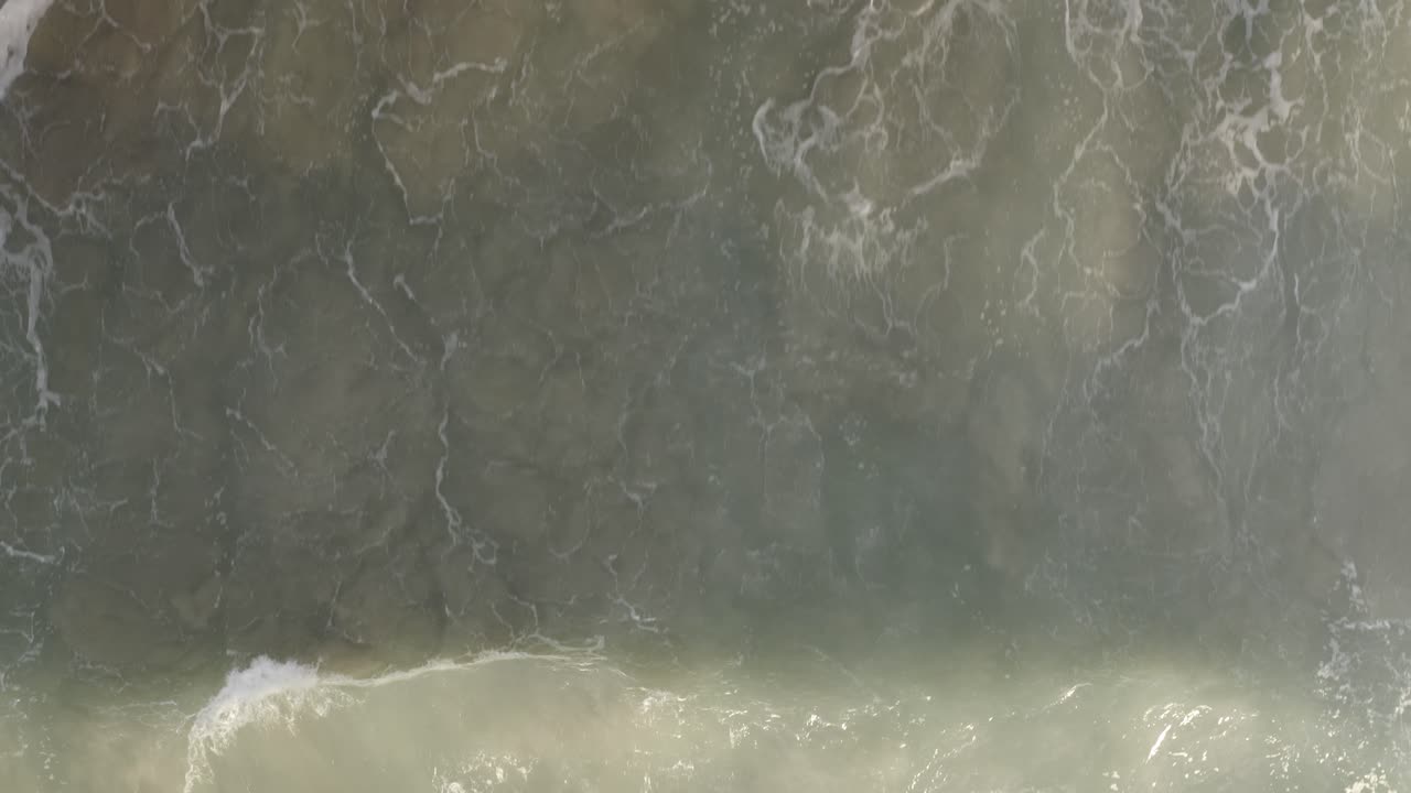 olas costeras y ruinas de antiguas fortalezas