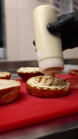 estoy preparando una hamburguesa gourmet.