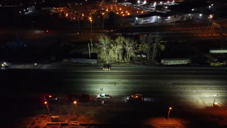una vista aérea nocturna de una limpieza de materiales peligrosos de un tren descarrilado en longueil, canadá
