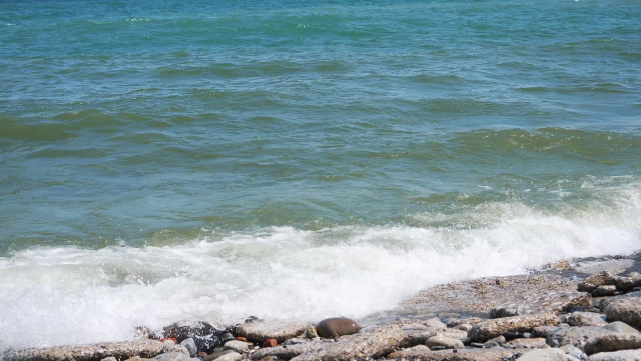 바위가 많은 해변에 대한 작은 바다 조수