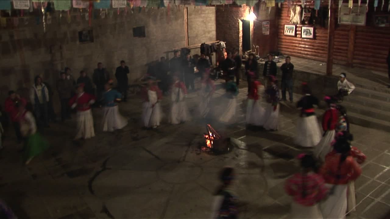 Donne indigene eseguono una danza cerimoniale in questa ripresa dalla Cina continentale