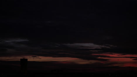 nubes moviéndose sobre la ciudad desde el atardecer hasta la noche.
