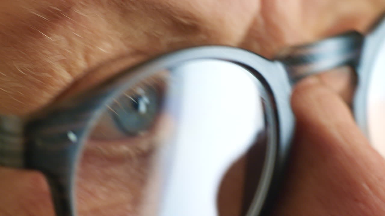 gafas, visión ocular y rostro de la persona mayor