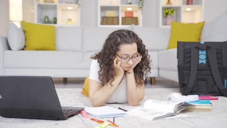 la estudiante que pide silencio.