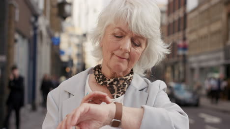 Zeitlupenporträt-Einer-Glücklichen,-Reifen-Alten-Frau-Mit-Einer-Smartwatch