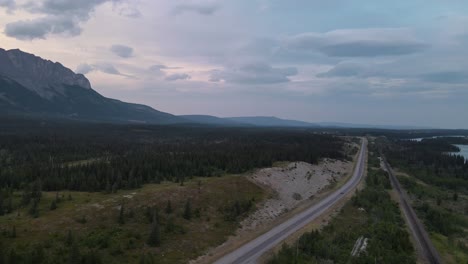 Tramo-Abierto-De-Carretera-Que-Serpentea-A-Través-De-Las-épicas-Montañas-Rocosas-En-La-Impresionante-Región-Rural-De-Kananaksis-En-Alberta,-Canadá