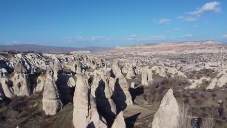 Chimeneas-De-Hadas-De-Capadocia:-Formaciones-Rocosas-De-Pilares-Geológicos-Formadas-Por-La-Erosión