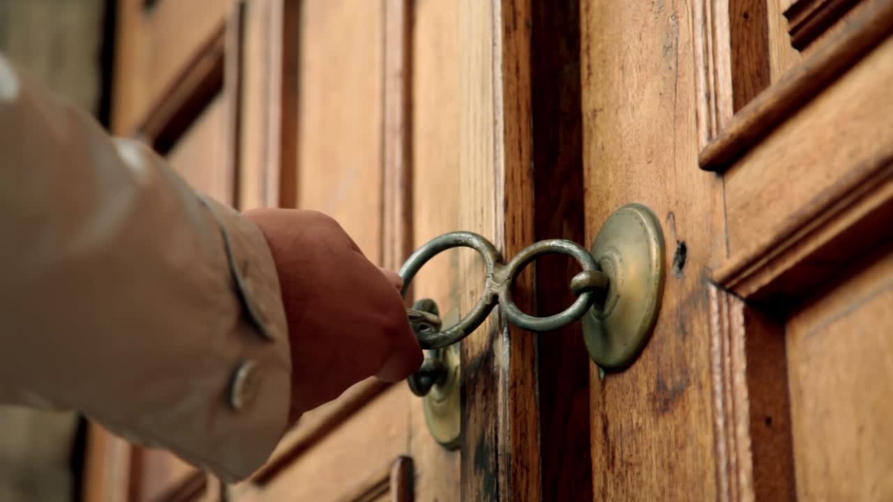 el hombre llama a la puerta de madera tradicional