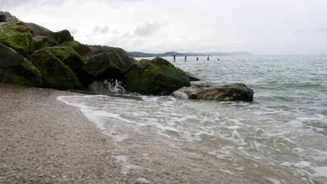 大海的潮汐浪潮打破了荒野的云彩 沿海的岩石海岸线低角度