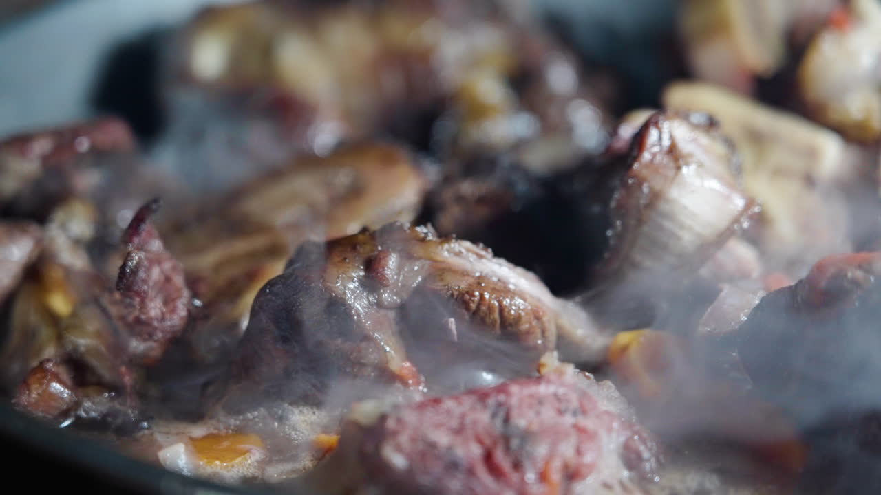 Close-up Semur Daging Lezat Mendidih dan Mengepul di Panci