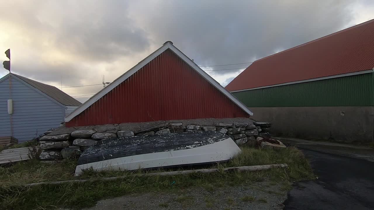 작은 어선은 항구에 있습니다