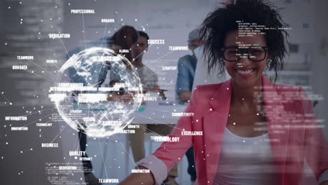 animación del globo con red de conexiones y procesamiento de datos sobre la mujer usando computadora