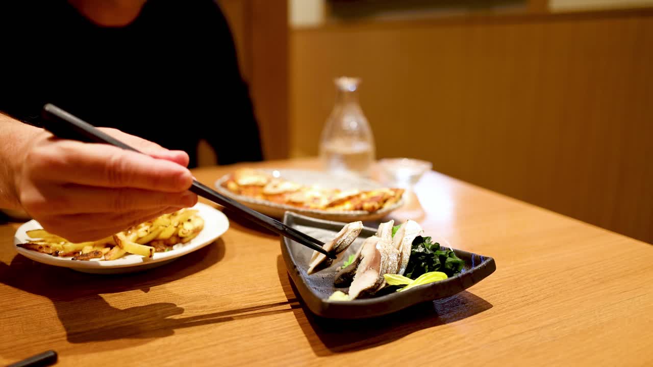 레스토랑 테이블 에서 누들 을 먹는 사람