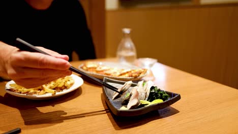 persona comiendo fideos en una mesa de un restaurante