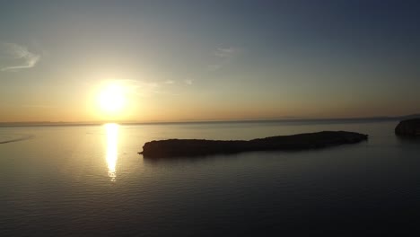 toma aérea de una formación rocosa en el mar de cortez al atardecer, baja california sur