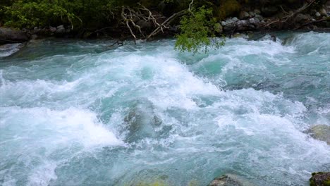 Agua-Del-Río-De-Montaña-Con-Primer-Plano-En-Cámara-Lenta