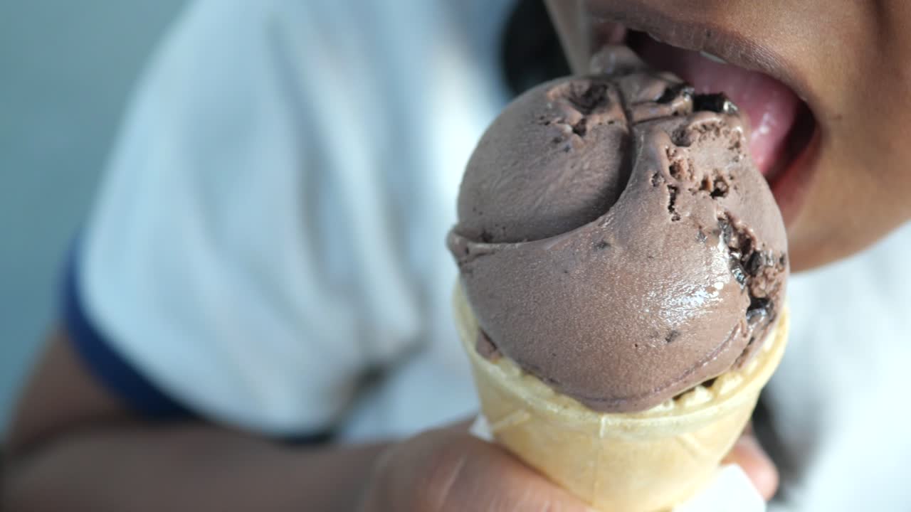 Bambino che mangia gelato al cioccolato
