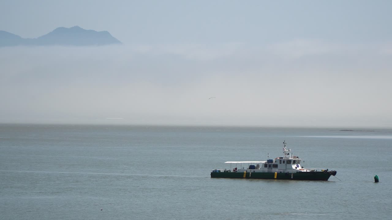 한국 강화도 잔잔한 바다에 정박한 순찰선