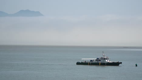 Lancha-Patrullera-Amarrada-En-Aguas-Tranquilas-De-La-Isla-De-Ganghwado-En-Corea-Del-Sur