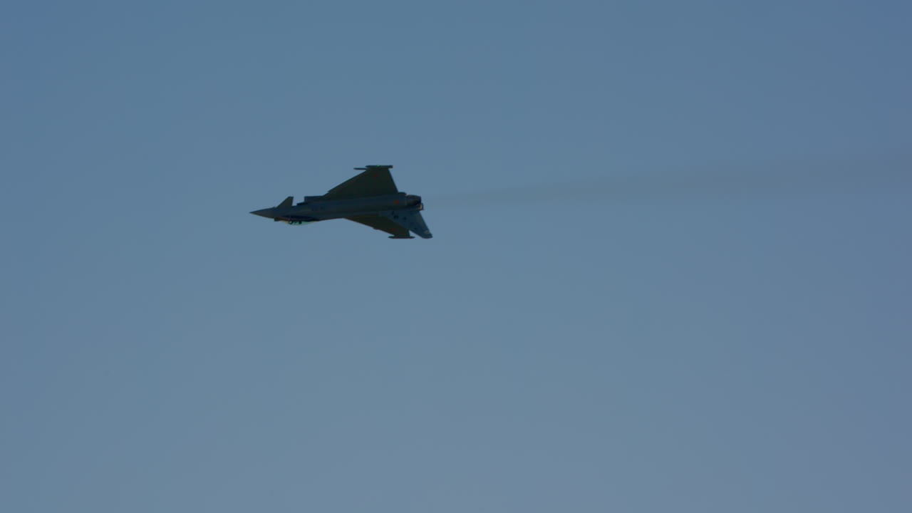 Eurofighter Typhoon Militair Straalvliegtuig Vliegend in Blauwe Lucht