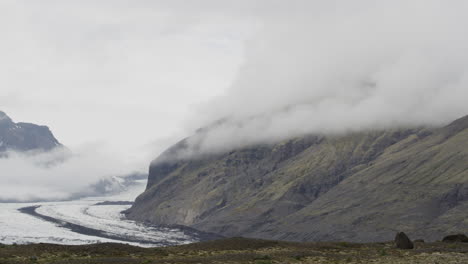 Smooth-dolly-in-camera-mover-over-the-harsh-and-cold-Iceland-landscapes-around-Fjallsárlón