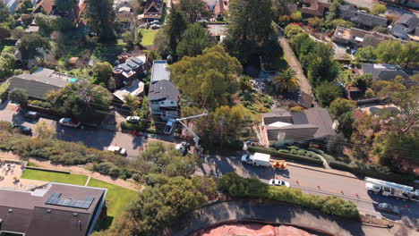 cortando árboles lejos de las líneas eléctricas en santa cruz, california - desde el aire