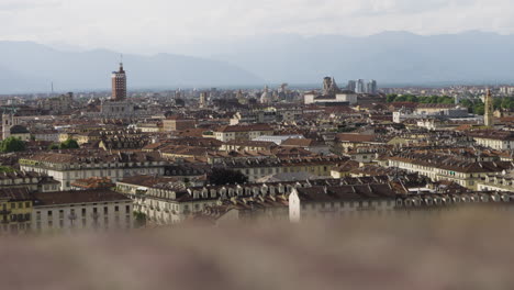 Weicher-Dolly-über-Der-Skyline-Von-Turin-Mit-Sich-Bewegendem-Verschwommenem-Vordergrund