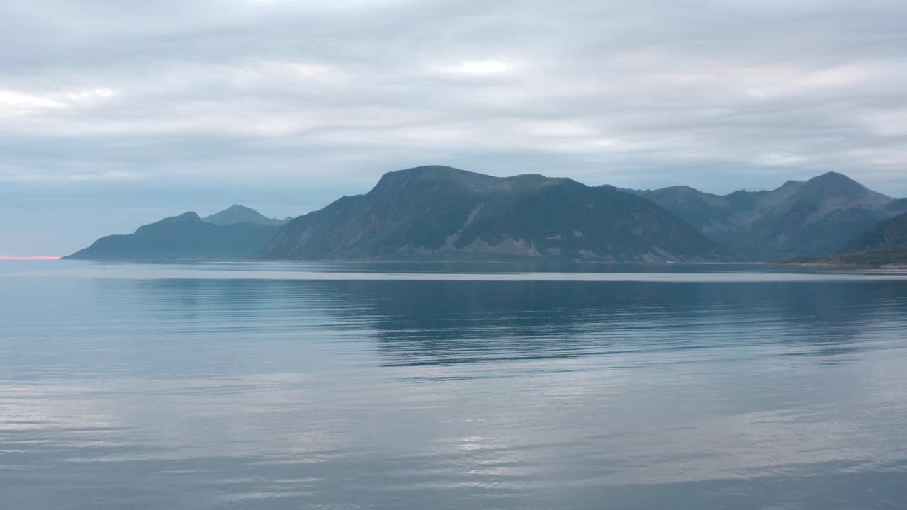노르웨이 의 센자 에서 일몰 때 산 을 바라보는 스포르드 해안 에 있는 남성 캠퍼