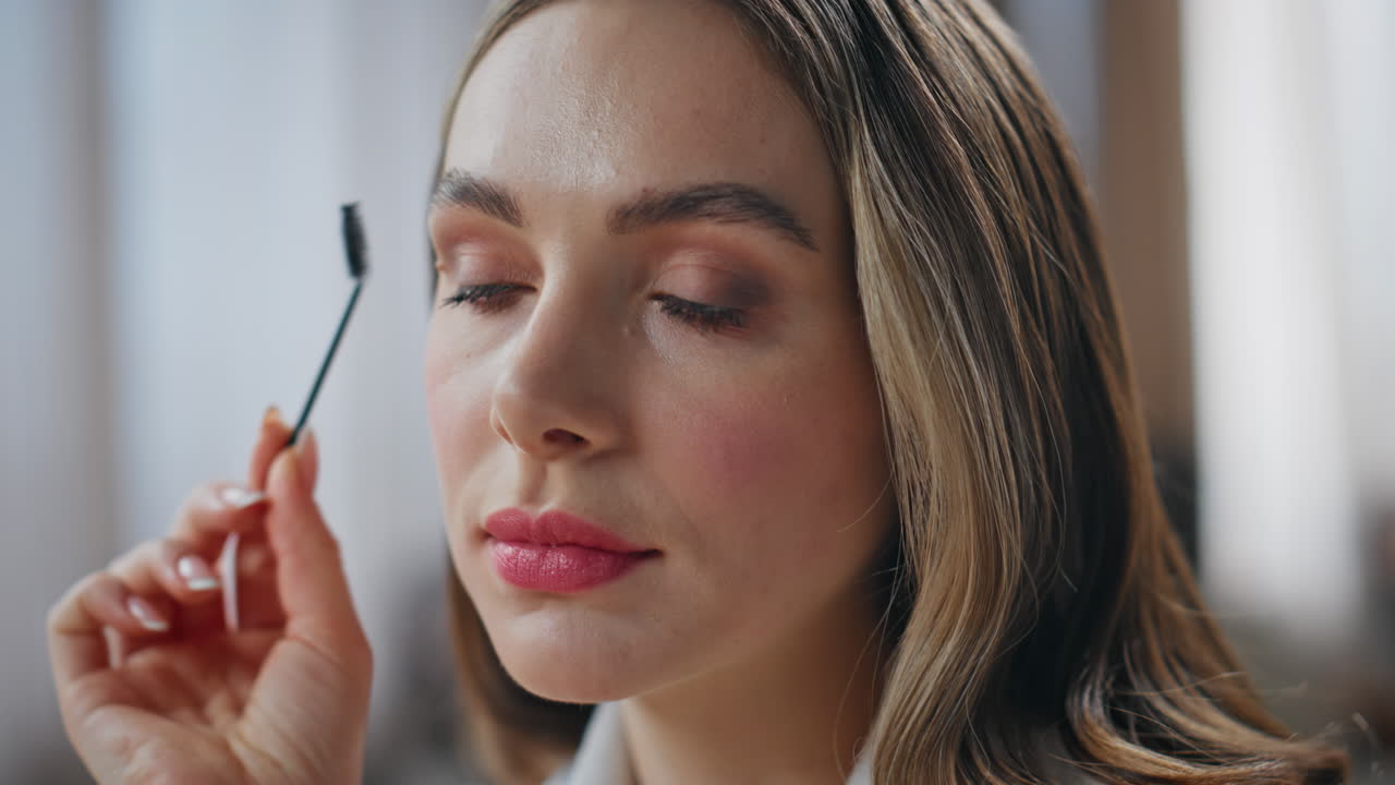 mujer aplicando maquillaje