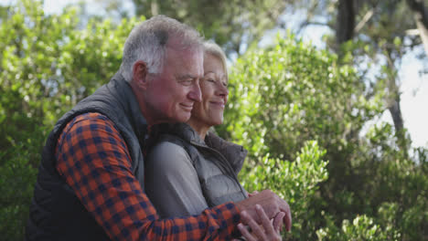 Vista-Lateral-De-Una-Pareja-Senior-Activa-En-El-Bosque.