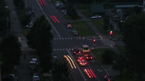 cruce de caminos día a noche ciudad lapso de tiempo