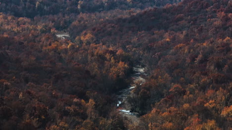 Vista-Panorámica-Del-Río-Lee-Creek-En-Otoño-Temporada-De-Otoño,-Teleobjetivo,-Inclinación-Hacia-Abajo