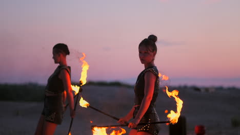 Un-Grupo-De-Artistas-De-Circo-Profesionales-Con-Fuego-Muestra-Espectáculos-De-Danza-En-Cámara-Lenta-Usando-Lanzallamas-Y-Girando-Las-Antorchas-Quemando-Objetos