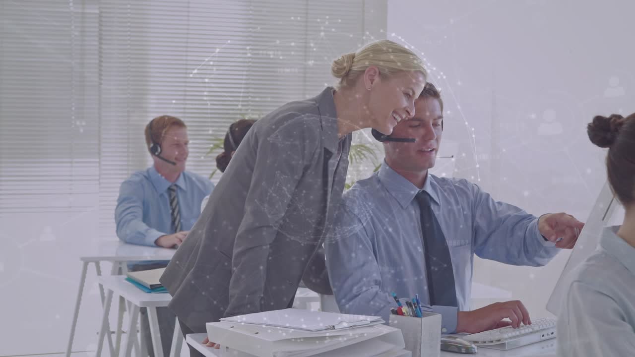 Animation af databehandling over forskellige forretningsfolk, der bruger telefonheadset
